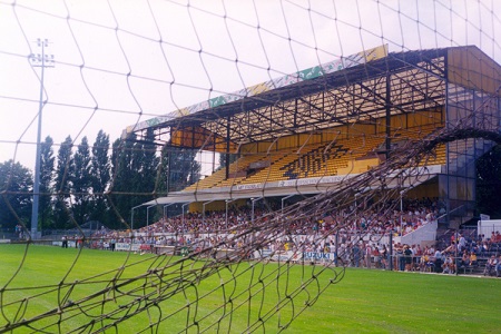 In 1940 betrok NAC Breda het stadion aan de Beatrixstraat in Breda. De karakteristieke hoge tribune die boven het hele stadion uittorende werd in 1977 boven de bestaande tribune gebouwd (WikiCommons/Martijnmureau)