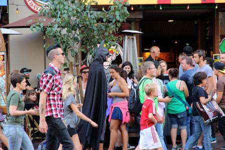 San Diego Comic-Con 2014: Alleen in San Diego kan Batman ongestoord over straat lopen
