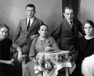 Het gezin Nurmi: Moeder Matilda zit in het midden, Paavo staat voor de kijker rechts van haar (Foto: WikiCommons/Prolog)