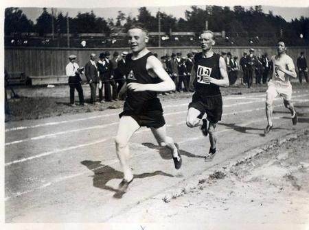 Nurmi tijdens de Finse trials voor de Spelen in Antwerpen. Hij gaat hier aan de leiding van de 1500 meter, een afstand die hij op de Spelen niet zou lopen (Foto: WikiCommons/Prolog)
