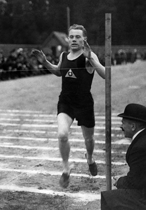 Nurmi breekt het wereldrecord op de 1500 meter, een uur voordat hij dat ook op de 5000 meter zou doen (Foto: WikiCommons/Prolog)