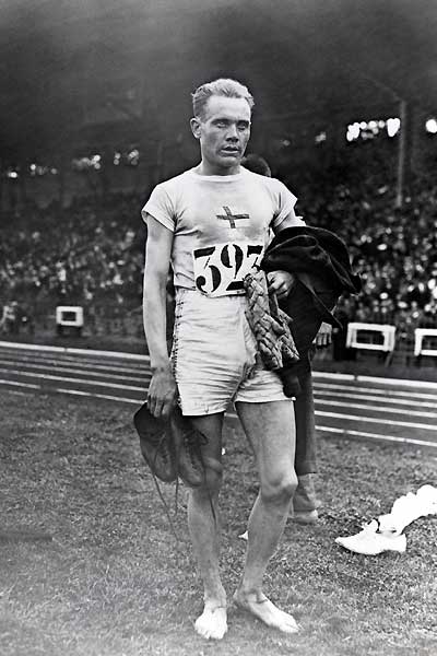Nurmi tijdens de Spelen van 1924 in Parijs, waar hij met vijf gouden medailles definitief een legende werd (Foto: WikiCommons/Selligpau)