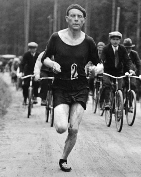 Nurmi tijdens een marathon in Finland, wat als kwalificatie diende voor de Spelen van 1932. Het zou zijn enige marathon zijn en vanwege een blessure aan zijn achillespees moest hij na 40 kilometer opgeven. In LA zou hij niet in actie mogen komen (Foto: WikiCommons/Prolog)