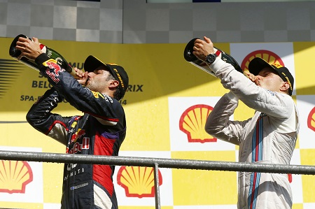 Daniel Ricciardo en Valtteri Bottas nemen het ervan op het podium na afloop van de Grand Prix van België. Wat zou een goed onderschrift zijn bij deze foto? (PRO SHOTS/Zuma Sports Wire)