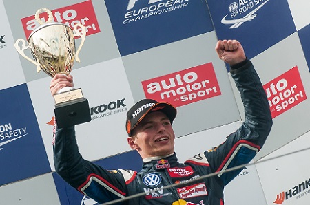 Verstappen op het podium na de race op de Nürburgring (PRO SHOTS/Arjan Broekmans)