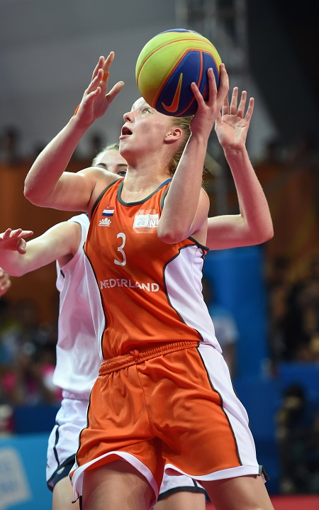 Esther Fokke - de absolute ster van Nederland tijdens het toernooi - in de finale in gevecht met de Amerikaanse Katie Lou Samuelson (PRO SHOTS/Zuma Sports Wire) 