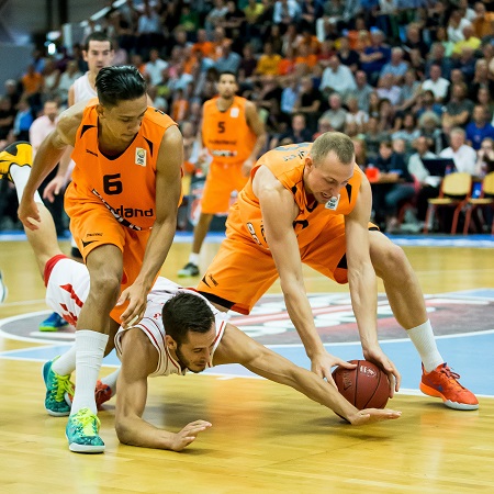 Worthy de Jong (links) en Ralf de Pagter (rechts) in gevecht met de Montenegrijn Vladimir Mihalovic (PRO SHOTS/Kay in 't Veen)