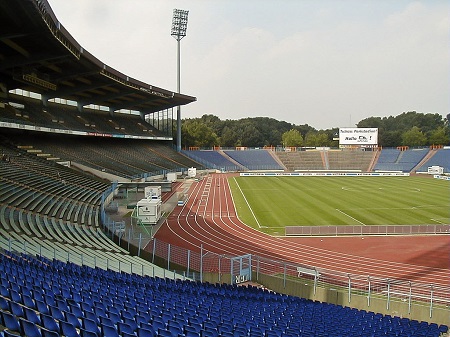 Het Parkstadion werd in 1973 geopend en gold sindsdien als thuisbasis voor Schalke 04. Ook werd het stadion gebruikt voor het WK voetbal in 1974 en het EK in 1988. Tijdens dat EK speelde het Nederlands elftal er de beslissende wedstrijd tegen Ierland (WikiCommons/Arne Müseler)