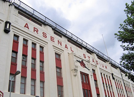 De prachtige gevel van het Arsenal Stadium, beter bekend als Highbury. Het stadion werd in 1913 geopend en de bouw kostte destijds 125.000 pond. In de jaren '30 werd het stadion voor 175.000 pond verbouwd waarbij onder andere de befaamde gevel die je hierboven ziet werd opgetrokken (WikiCommons/Soerfm)