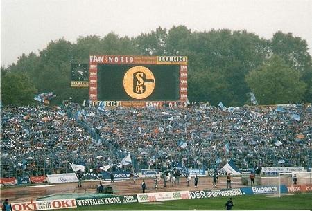 Op 19 mei 2001 speelde Schalke haar laatste officiële thuiswedstrijd in het Parkstadion. De wedstrijd tegen SpVgg Unterhaching was de laatste van het seizoen en de club uit Gelsenkirchen pakte destijds bijna de titel. Een 5-3 overwinning was net niet genoeg om kampioen te worden omdat Bayern München in hun wedstrijd tegen Hamburger SV in blessuretijd gelijk maakten (WikiCommons/Mocky04)