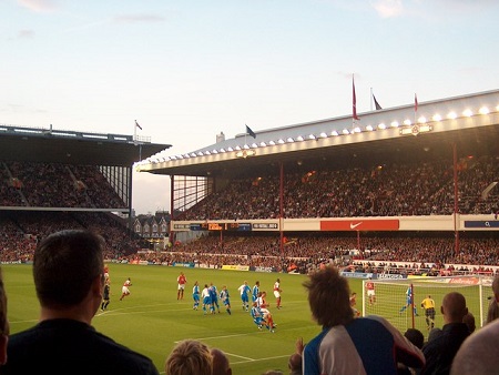 Highbury stond bekend om het kleine speelveld, 101 bij 67 meter. Doordat het publiek ook nog eens bijna bovenop het veld zat werkte dat vaak intimiderend op tegenstanders (WikiCommons/Bill Boaden)