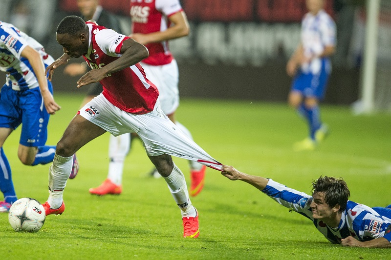 Marten van Roon gaat op een wel heel aparte manier het duel met Ridgeciano Haps van AZ aan. Wat zou een goed onderschrift zijn bij deze foto? (PRO SHOTS/Jasper Ruhe)