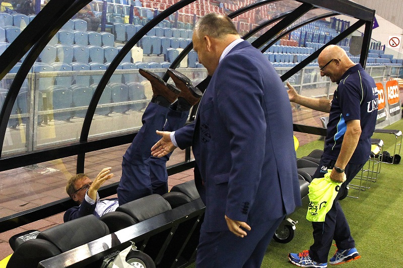 Dwight Lodeweges maakte een vreemde tuimeling in het GelreDome. Wat zou een goed onderschrift zijn bij deze foto? (PRO SHOTS/Peter Lous)