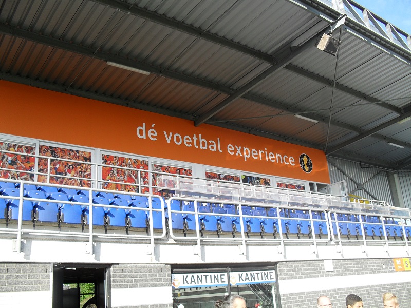 Het museum is gevestigd in het hoofdgebouw van het Herstaco stadion in Roosendaal