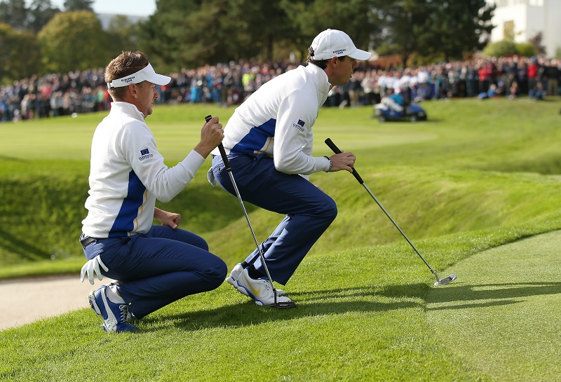 We zagen dit opmerkelijk beeld van Ian Poulter en Rory McIlroy tijdens de Ryder Cup, wat zou een goed onderschrift zijn bij deze foto? (PRO SHOTS/Actionimages)