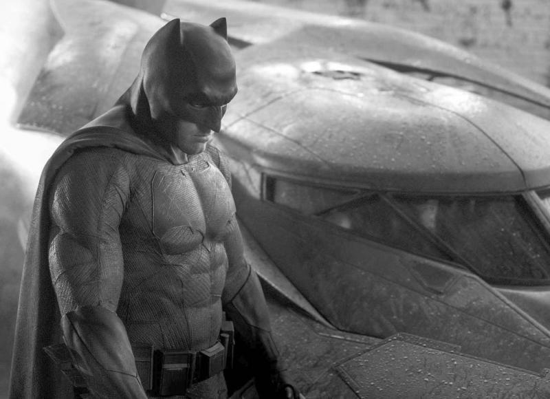 Batman (Ben Affleck) met Batmobile