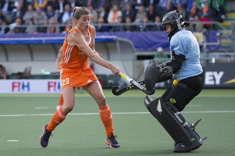 Kim Lammers in actie tijdens het WK hockey (PRO SHOTS/Willem Vernes)