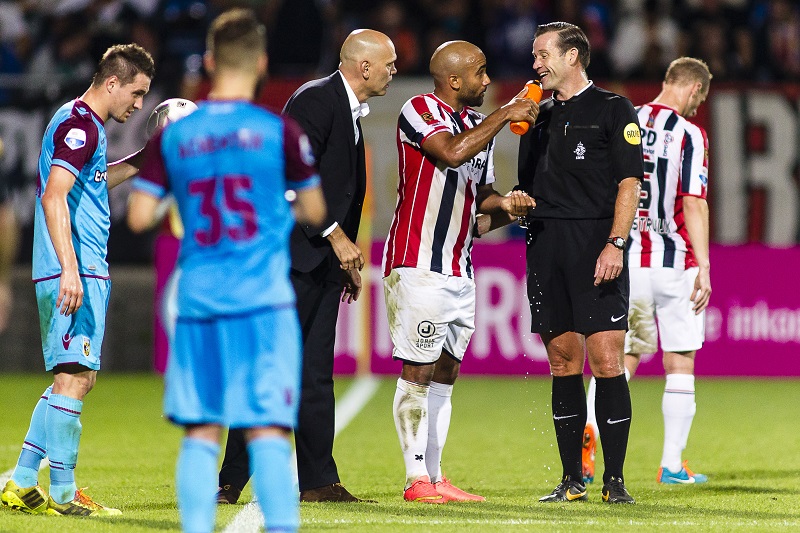 Tijdens de wedstrijd Willem II - Vitesse biedt Willem II-speler Samuel Armenteros scheidsrechter Pieter Vink wat te drinken aan. Wat zou een goed onderschrift zijn voor deze foto? (PRO SHOTS/Toin Damen)