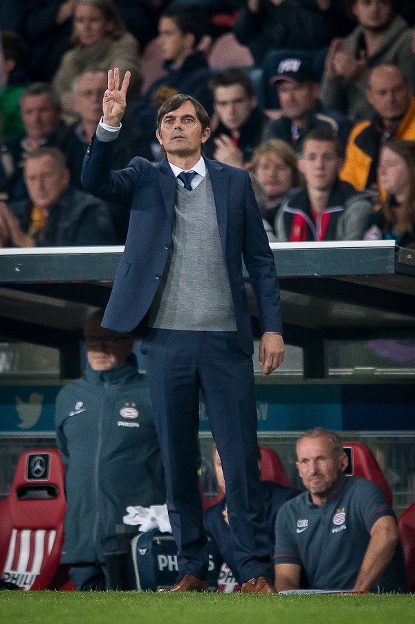 We vonden deze fotoserie van Philip Cocu tijdens de wedstrijd tussen PSV en ADO Den Haag, wat zou een goed onderschrift zijn bij deze serie van foto's? (PRO SHOTS/Ronald Bonestroo)