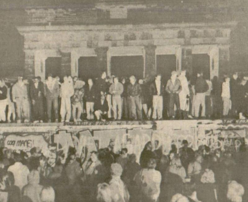 Oost- en Westberlijners op de muur op 9 november 1989