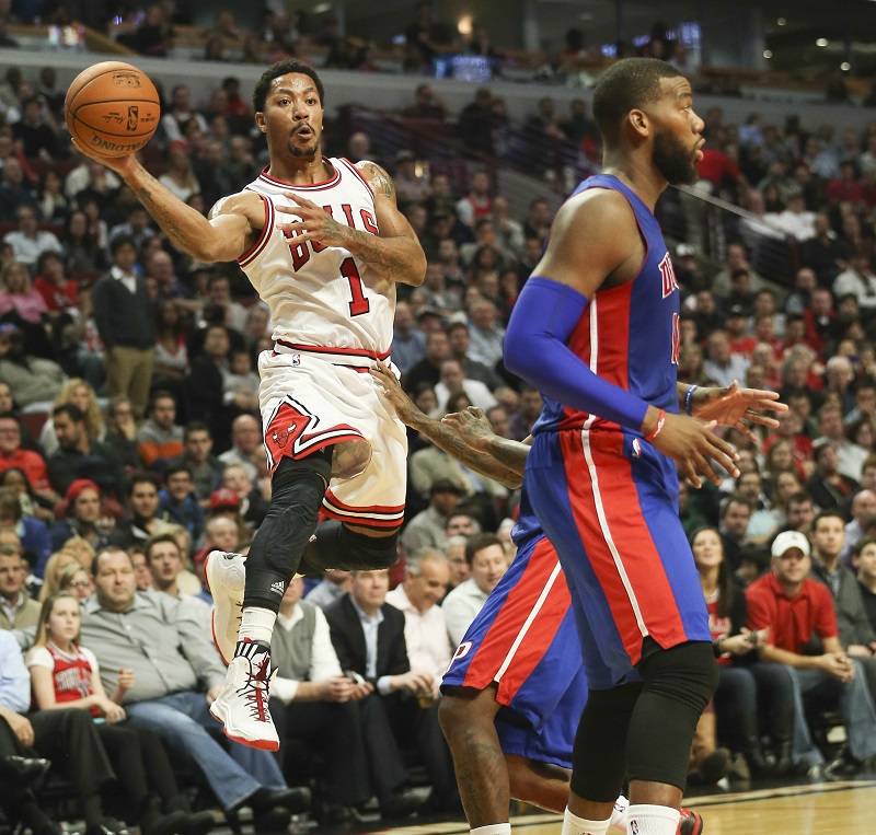 We kwamen deze foto uit de NBA tegen, Chicago Bulls-guard Derrick Rose en Detroit Pistons-forward Greg Monroe zorgen voor dit opmerkelijke plaatje. Wat is hier gaande? (PRO SHOTS/Zuma Sports Wire)