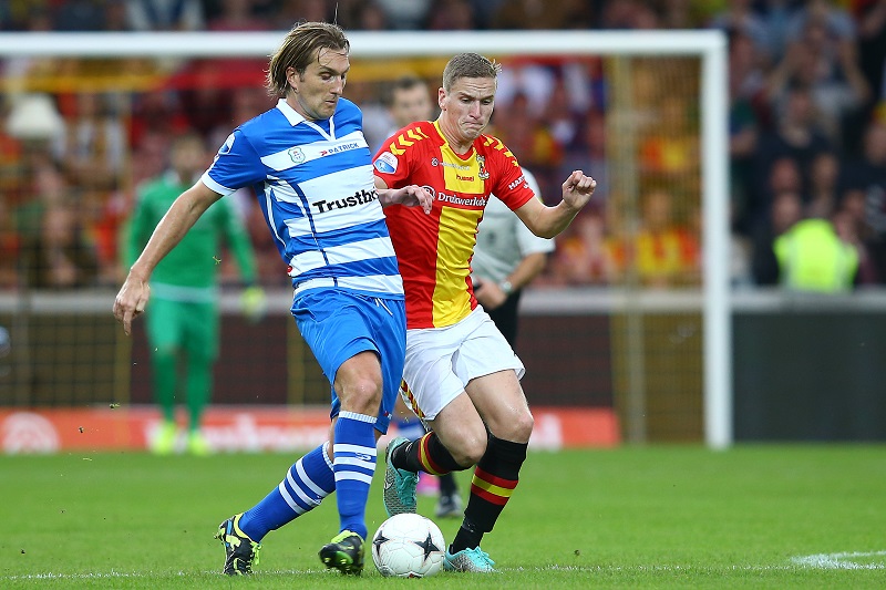 Joost Broerse (links) in duel met Go Ahead Eagles-speler Sjoerd Overgoor (PRO SHOTS/Erik Pasman)