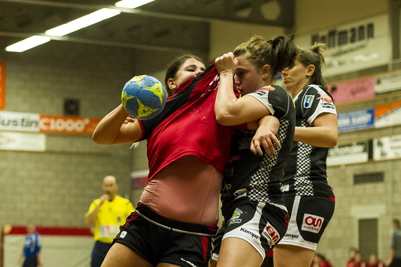 In de Europacup handbalwedstrijd tussen Dos en Unios Mios Biganos doen de speelsters van Unios er alles aan om Annika Noordink van Dos van het scoren af te houden. Wat zou een goed onderschrift zijn bij deze foto? (PRO SHOTS/Cor Lasker)