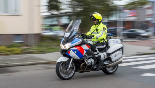 Veertienjarige jongen schiet moeder in buik