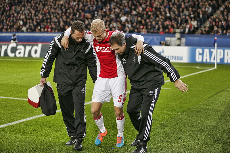 Boilesen verlaat het veld met een blessure tijdens de wedstrijden tegen Paris Saint-Germain (PRO SHOTS/Stanley Gontha)
