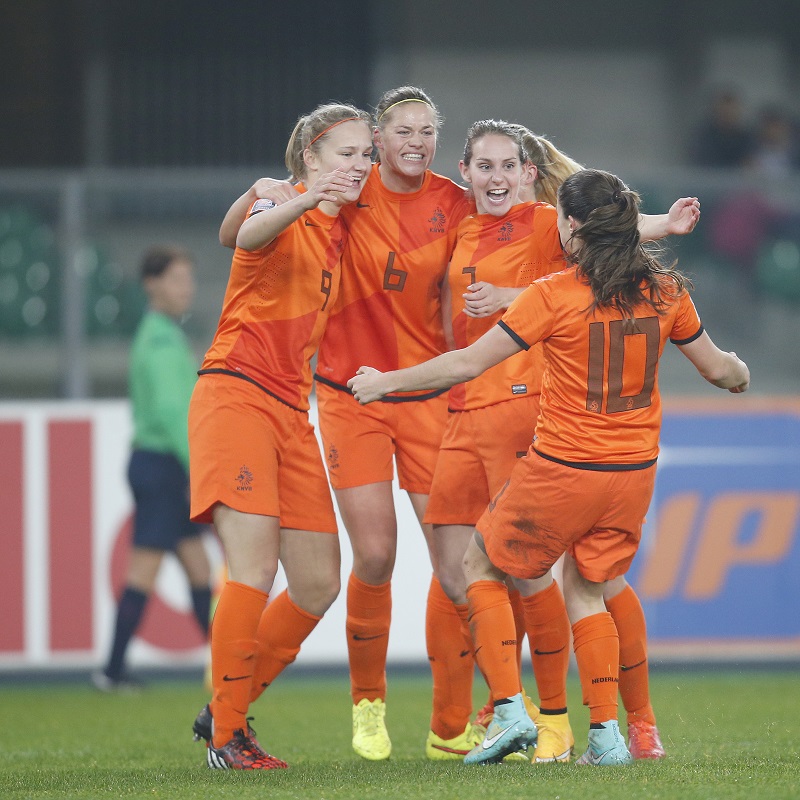 De Oranjedames vieren feest na de 1-0 (PRO SHOTS/Henk Jan Dijks)