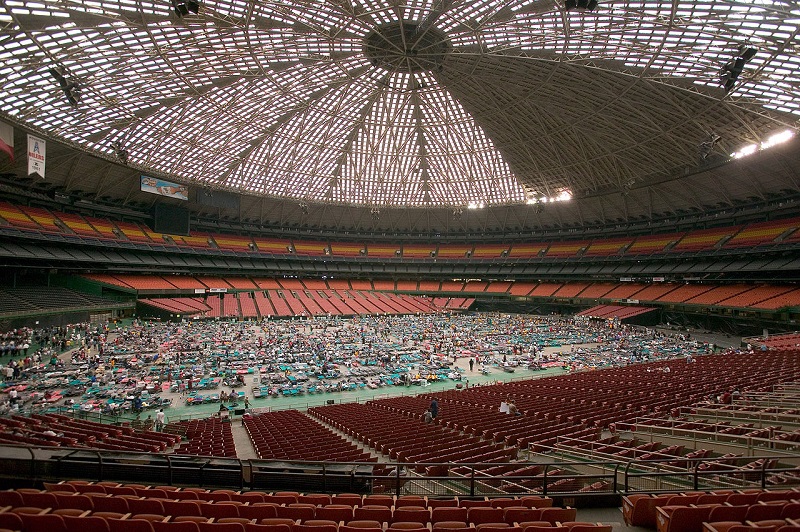In 2005 deed het Astrodome zelfs dienst als opvangcentrum voor slachtoffers van de orkaan Kartina. Ondanks diverse verbouwingen door de jaren heen voldeed het stadion in 2008 definitief niet meer als sportstadion. Naast het bijzondere complex verrees een nieuw stadion met een schuifdak voor de nieuwe American Footballclub van Houston. Wat er met Astrodome zal gaan gebeuren is nog onduidelijk, diverse plannen werden door de bevolking verworpen in referenda (WikiCommons/Andrea Booher/FEMA)