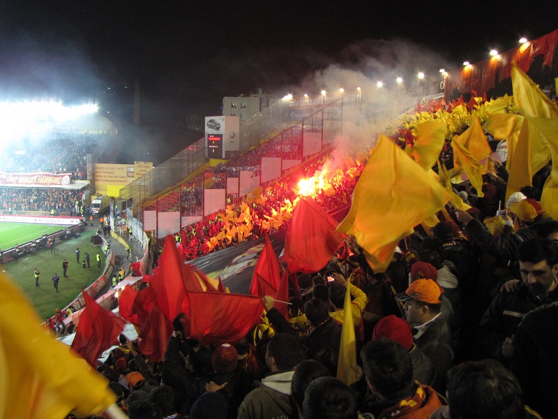 In de loop van de decennia is het stadion dat is vernoemd naar een van de oprichters van Galatasaray diverse keren gerenoveerd en verbouwd. Na de aardbeving van 1999 werd er ook één van de tribunes vervangen. In 1997 startte reeds de aanloop naar een nieuw stadion. Ook dit proces ging net als de bouw van het Ali Sami Yen Stadion moeizaam. Uiteindelijke verhuisde Galatasaray in 2011 naar het nieuwe stadion (WikiCommons/Qwl)