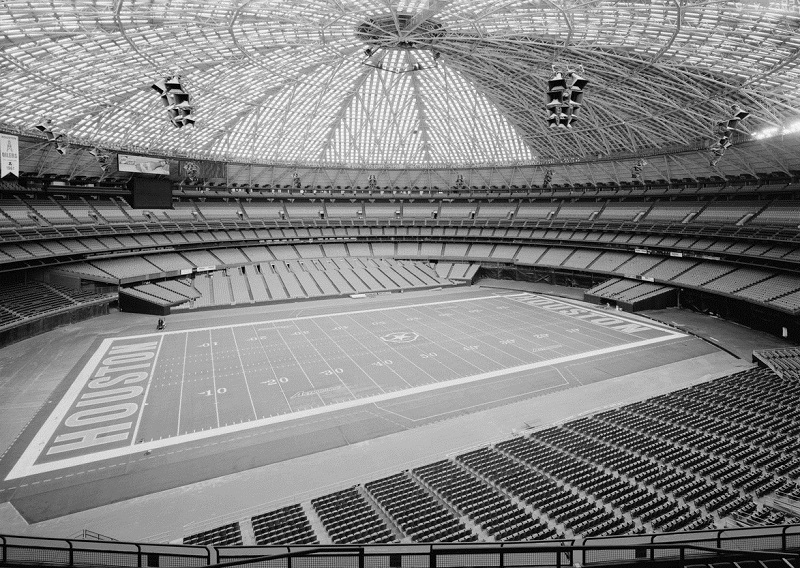 In 1965 werd het eerste geheel overkoepelde sportstadion ter wereld geopend. Het Astrodome was het eerste multifunctionele sportstadion ter wereld. Voor 35 miljoen dollar werd er een complex gebouwd met een koepel van 216 meter in doorsnee en een hoogte van 63 meter. Ondanks het speciale ontwerp van het dak kreeg men het gras in het Astromedome niet aan het groeien. Daarom kreeg het stadion in 1966 als eerste voorname sportcomplex ter wereld een kunstgrasveld (WikiCommons/Jet Low)