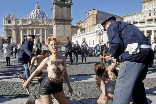 Boete voor topless verstoren kerstmis