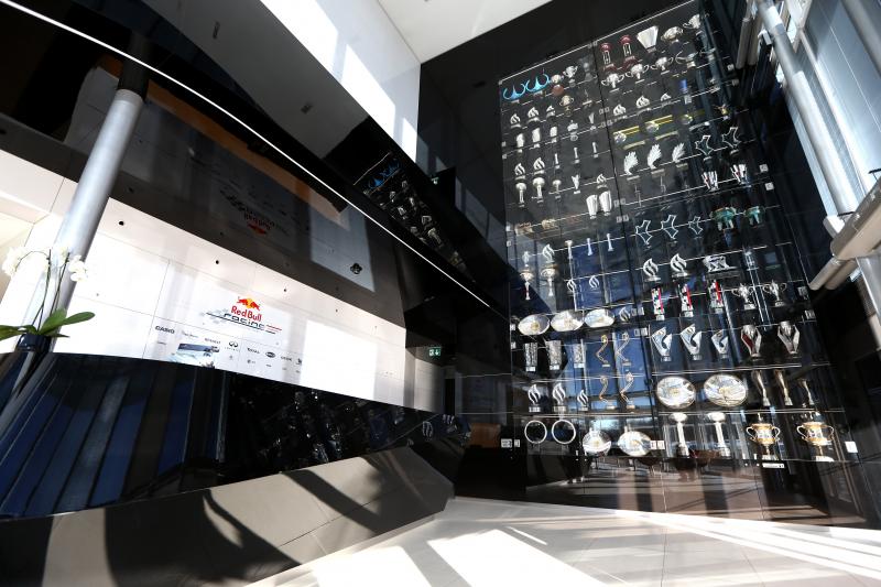 De prijzenkast van Red Bull Racing in Milton Keynes die nu leeggeroofd is (Red Bull)