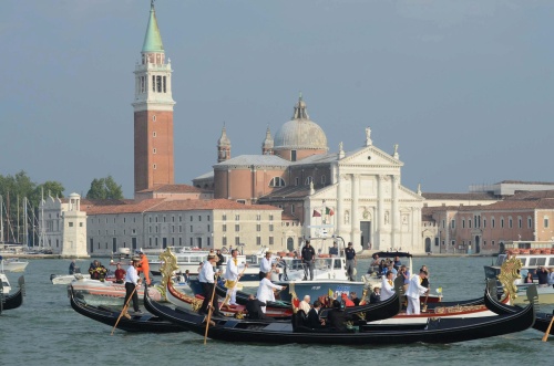Venetiaanse gondels moeten aan de kentekens