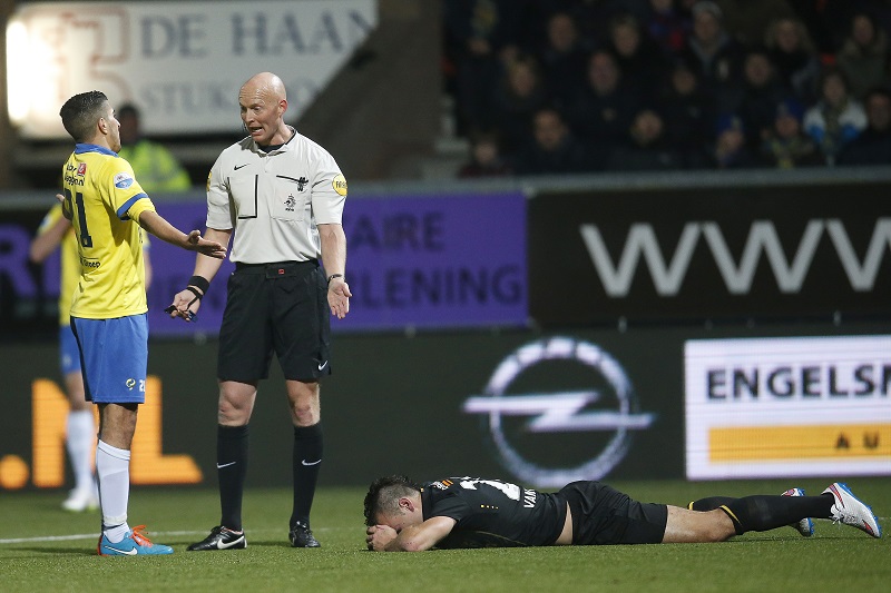 Cambuur-speler Mohamed El Makrini is in een heftig gesprek verwikkeld met arbiter Siemen Mulder terwijl NAC-speler Kenny van der Weg languit op het veld ligt, wat is hier toch allemaal gaande? (PRO SHOTS/Henk Jan Dijks)