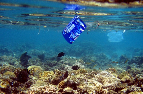 Vijf biljoen ton plastic in zee