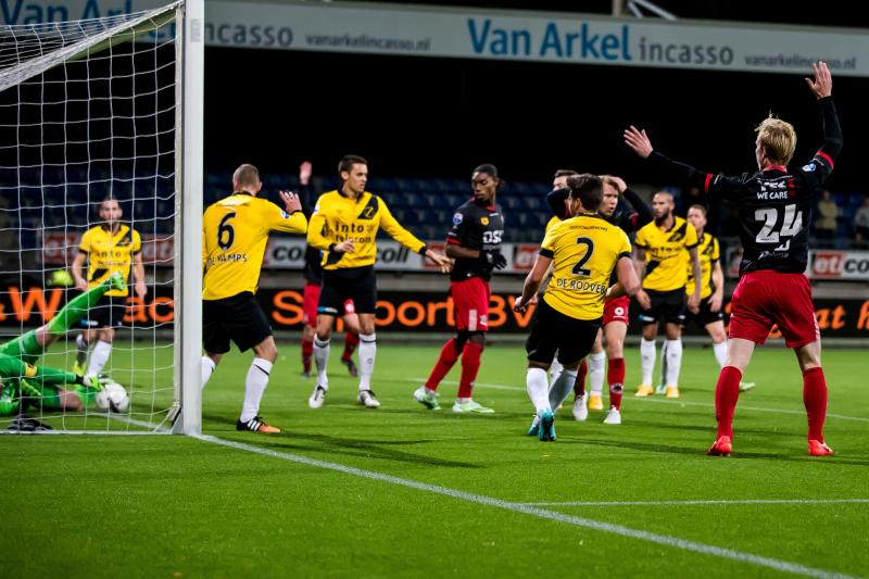 Is het een doelpunt of niet? Volgens de arbitrage wel. (PRO SHOTS/Kay Int Veen)