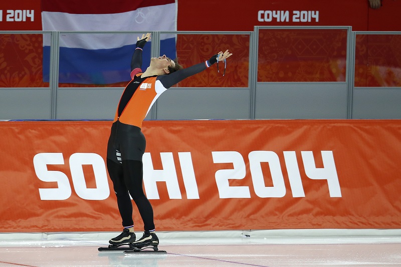Eén van de meest memorabele momenten van de Spelen in Sochi. Even denkt Jan Smeekens dat hij olympisch kampioen is. Als de duizendsten bekend worden blijkt dat hij genoegen moet nemen met zilver (PRO SHOTS/Henk Jan Dijks)