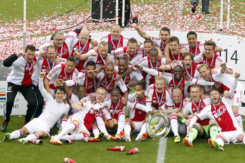 Voor de vierde keer op rij werd Ajax landskampioen (PRO SHOTS/Stanley Gontha)
