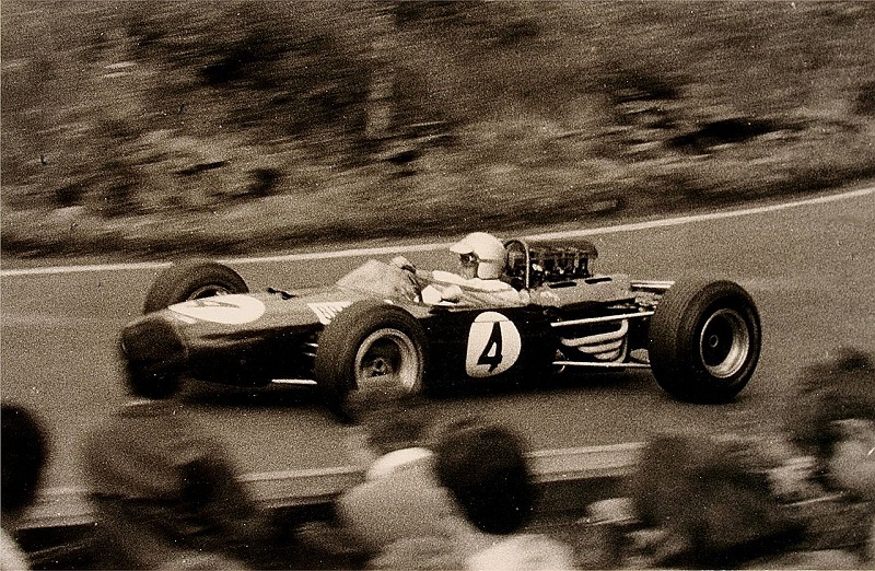 Formule 1-legende Jack Brabham overleed op 88-jarige leeftijd. De Australiër veroverde drie wereldtitels in de koningsklasse van de autosport en is de enige coureur die het kampioenschap won in een bolide die zijn naam droeg. In 1966 glorieerde hij op 40-jarige leeftijd in een Brabham. Zijn twee andere titels behaalde hij in 1959 en 1960 voor Cooper (WikiCommons/Spurzem)