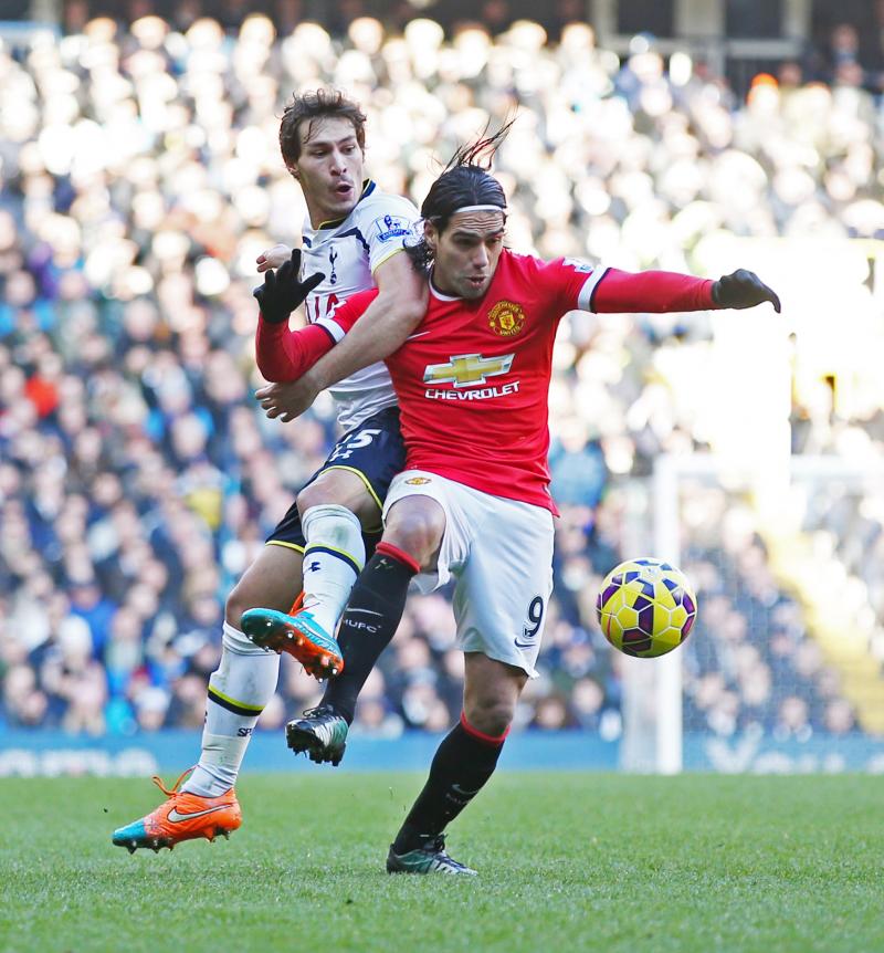 Benjamin Stambouli (Tottenham) in actie met Radamel Falcao (Man. United). (PRO SHOTS/Action Images)