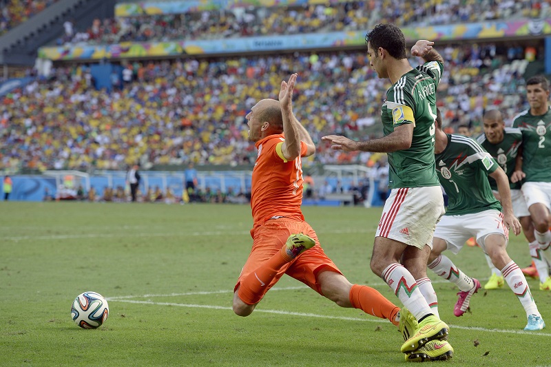 In de achtste finale moest Oranje het opnemen tegen Mexico. Lang stevende Nederland af op uitschakeling nadat de Mexicanen in de 48ste minuut op 1-0 waren gekomen. In de 88ste minuut bracht Wesley Sneijder Nederland langszij. En diep in blessuretijd gebeurde dit veelbesproken moment, volgens vele Mexicanen liet Arjen Robben zich zomaar vallen waarmee hij een strafschop versierde. Invaller Klaas Jan Huntelaar schoot de pingel moeiteloos binnen waarna Nederland doorging naar de kwartfinale (PRO SHOTS/Jasper Ruhe)