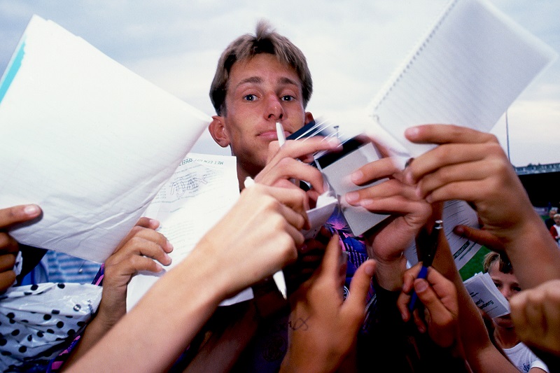 ls laatste foto van dit jaar duiken we voor een keertje in de archieven. Hier zien we Edwin van der Sar op een trainingskamp van Ajax in 1990 terwijl hij belaagd wordt door handtekeningenjagers, wat zou een goed onderschrift zijn bij deze foto? (PRO SHOTS/Jeroen Van Bergen)