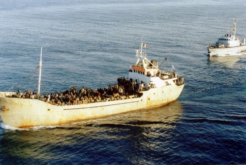 Bemanningsloze migrantenboot voor kust Italië