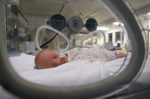 Te vroeg geboren baby kost Brits stel fortuin