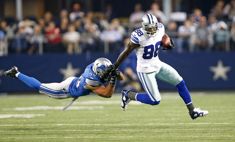 We ontdekten die opmerkelijke plaatje bij de foto's van de NFL-wedstrijd tussen de Dallas Cowboys en de Detroit Lions. Cowboys wide receiver Dez Bryant en Lions outside linebacker DeAndre Levy zorgen voor dit opmerkelijke moment. Wat zou een goed onderschrift zijn bij deze foto? (PRO SHOTS/Zuma Sports Wire)