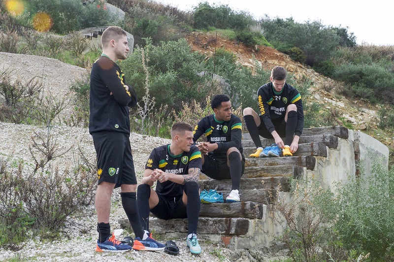 Tijdens het trainingskamp van Ado Den Haag zitten Aaron Meijers, Vito Wormgoor, Roland Alberg, Michel Kramer (van links naar rechts) te wachten tot de training begint in de Spaanse ochtend zon. Wat zou een goed onderschrift zijn bij deze foto? (PRO SHOTS/Jan Kok)