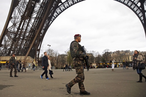 'Nog zes terreurverdachten aanslag Parijs'
